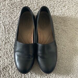 Clarks Classic Black Leather Flats for Everyday Comfort